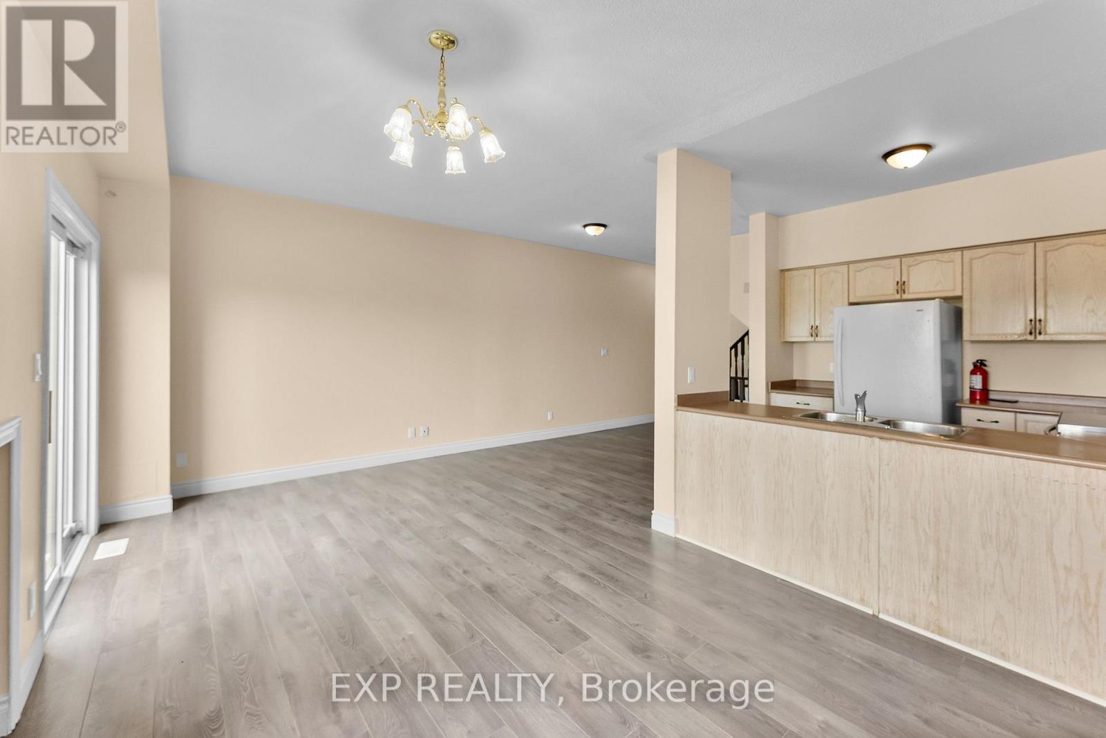 38 Natalie Court, Thorold, Ontario  L2V 5C6 - Photo 3 - X12476574