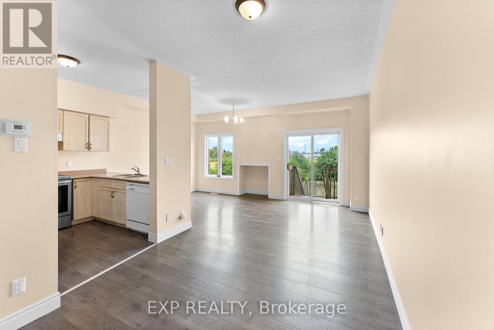 38 Natalie Court, Thorold, Ontario  L2V 5C6 - Photo 5 - X12476574