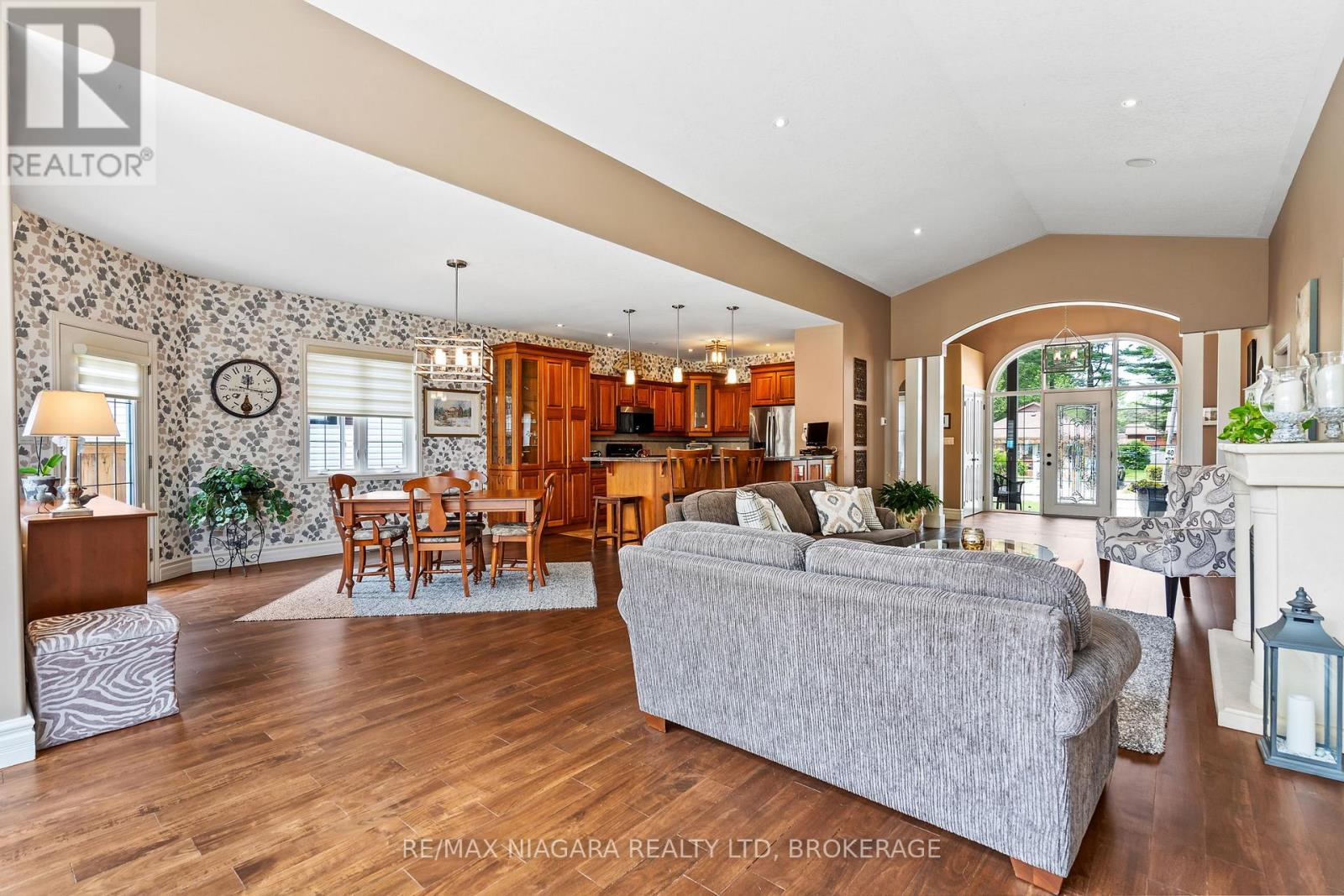 47 Rosemount Avenue, Port Colborne, Ontario  L3K 5P8 - Photo 12 - X12480273