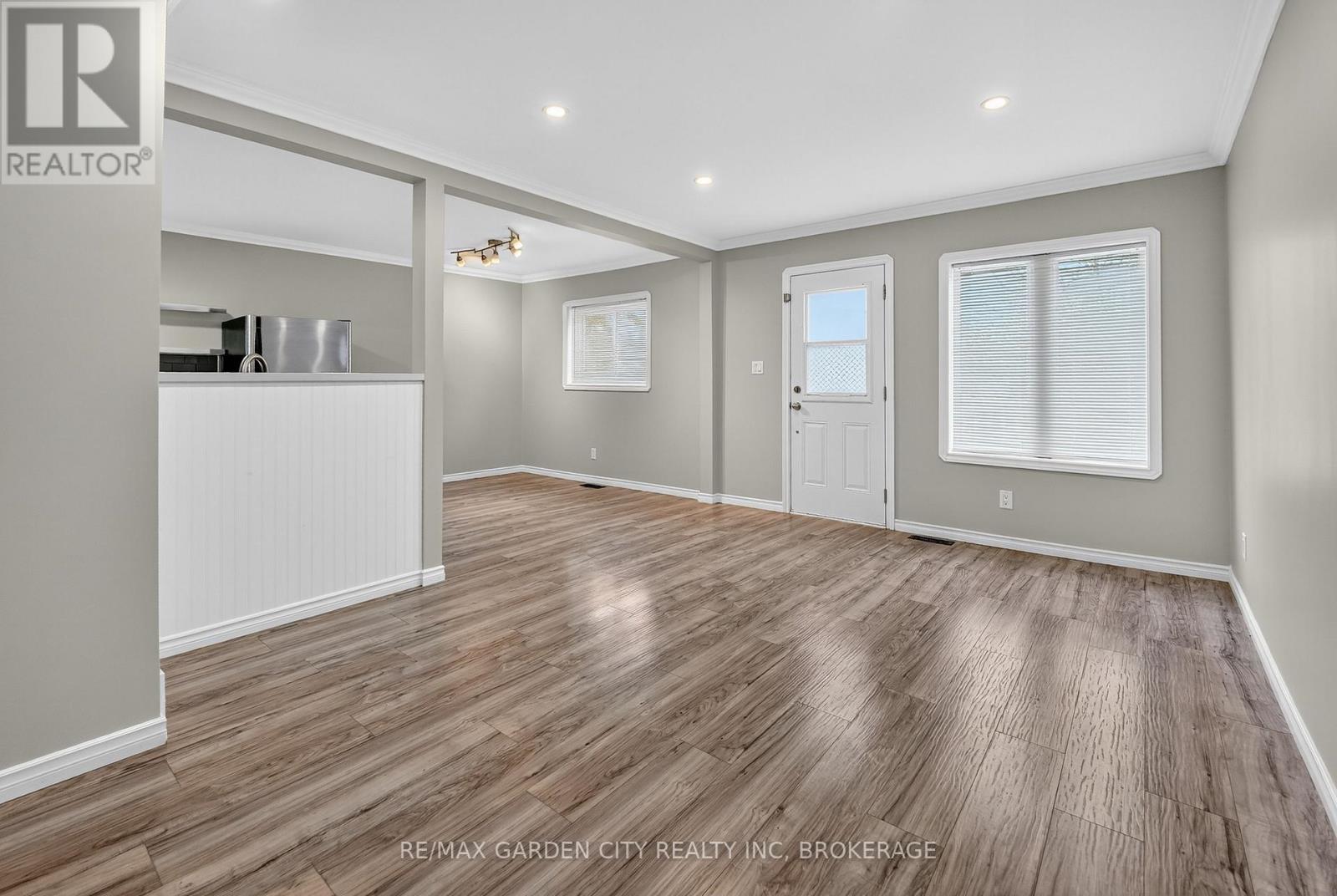 210 Wright Street, Welland, Ontario  L3B 2K3 - Photo 2 - X12520402