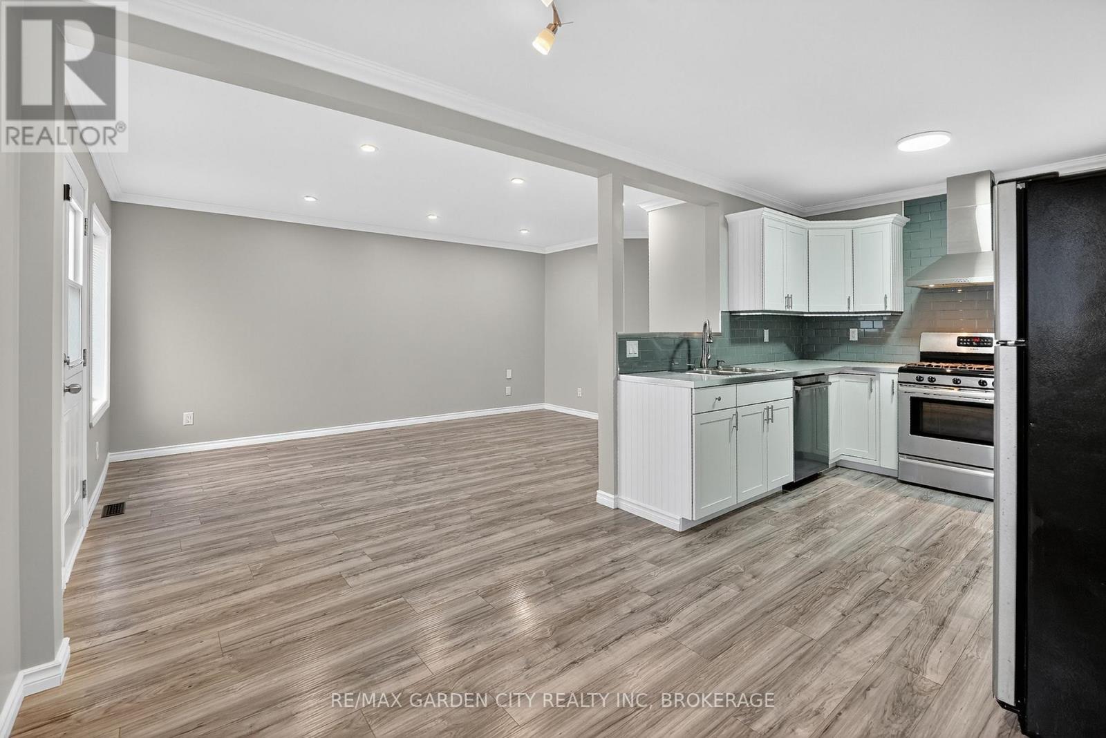 210 Wright Street, Welland, Ontario  L3B 2K3 - Photo 3 - X12520402