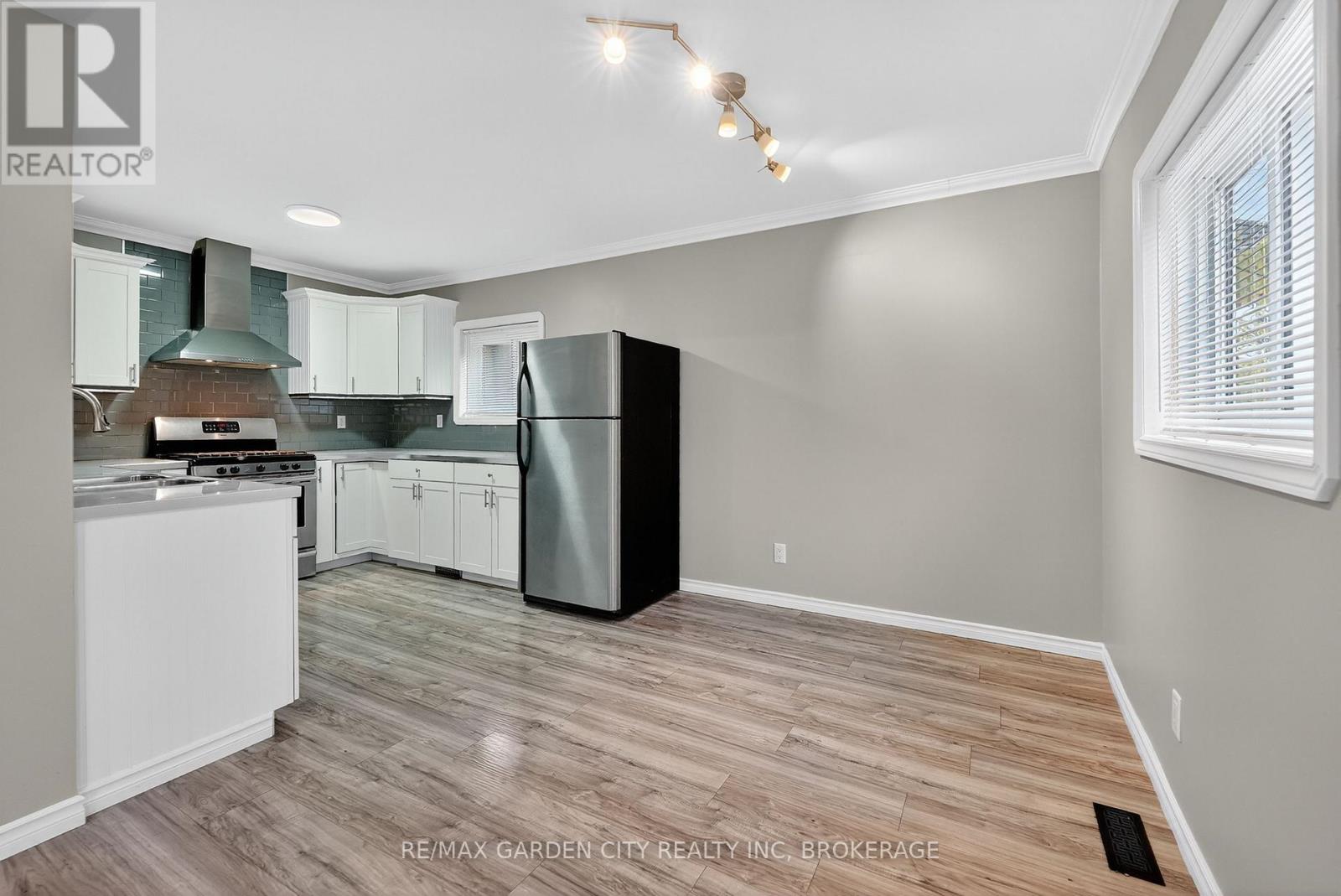 210 Wright Street, Welland, Ontario  L3B 2K3 - Photo 4 - X12520402