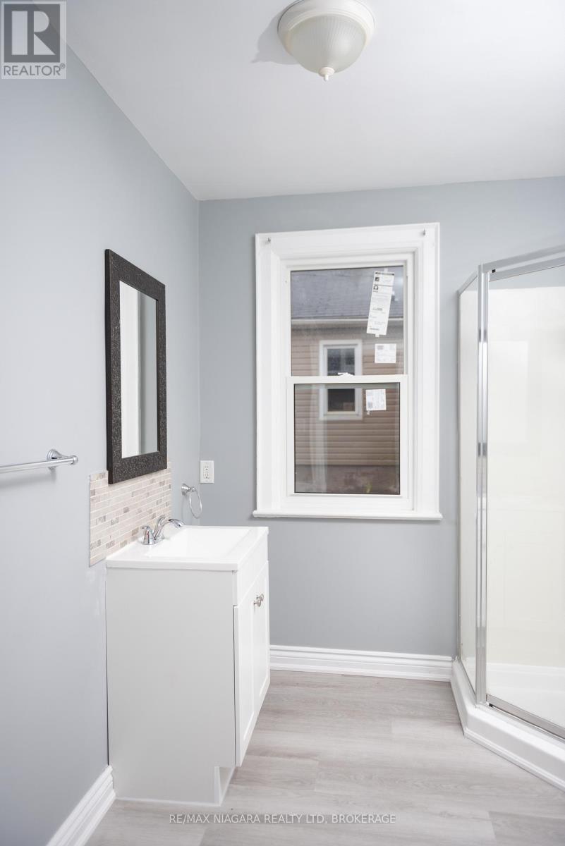 39 Carleton Street N, Thorold, Ontario  L2V 2A6 - Photo 13 - X12521316