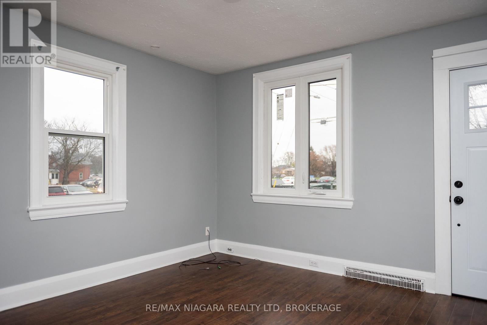 39 Carleton Street N, Thorold, Ontario  L2V 2A6 - Photo 3 - X12521316