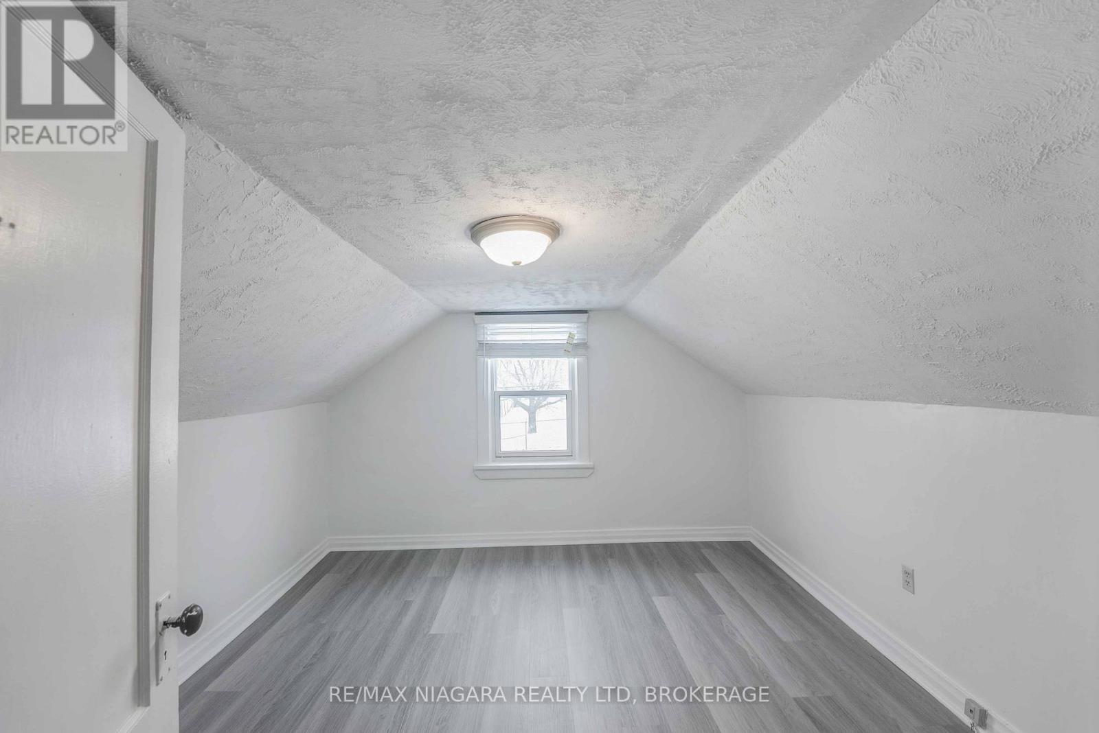 Upper - 39 Carleton Street N, Thorold, Ontario  L2V 2A6 - Photo 11 - X12521320