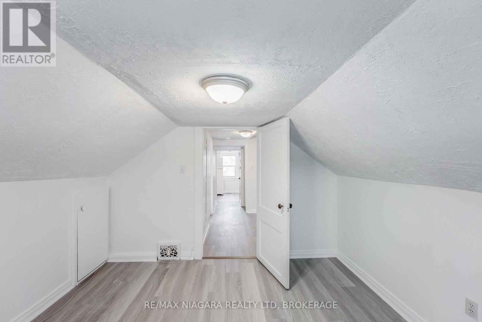 Upper - 39 Carleton Street N, Thorold, Ontario  L2V 2A6 - Photo 12 - X12521320