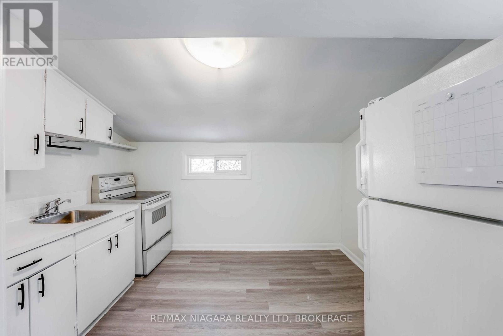 Upper - 39 Carleton Street N, Thorold, Ontario  L2V 2A6 - Photo 14 - X12521320