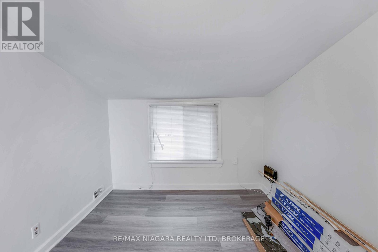 Upper - 39 Carleton Street N, Thorold, Ontario  L2V 2A6 - Photo 9 - X12521320