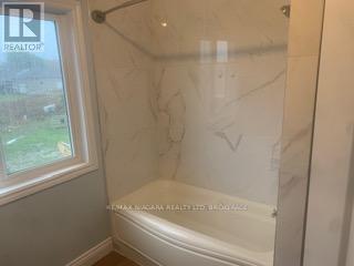 Upper Unit #1 - 33266 Pettit Road, Wainfleet, Ontario  L0S 1V0 - Photo 3 - X12524658