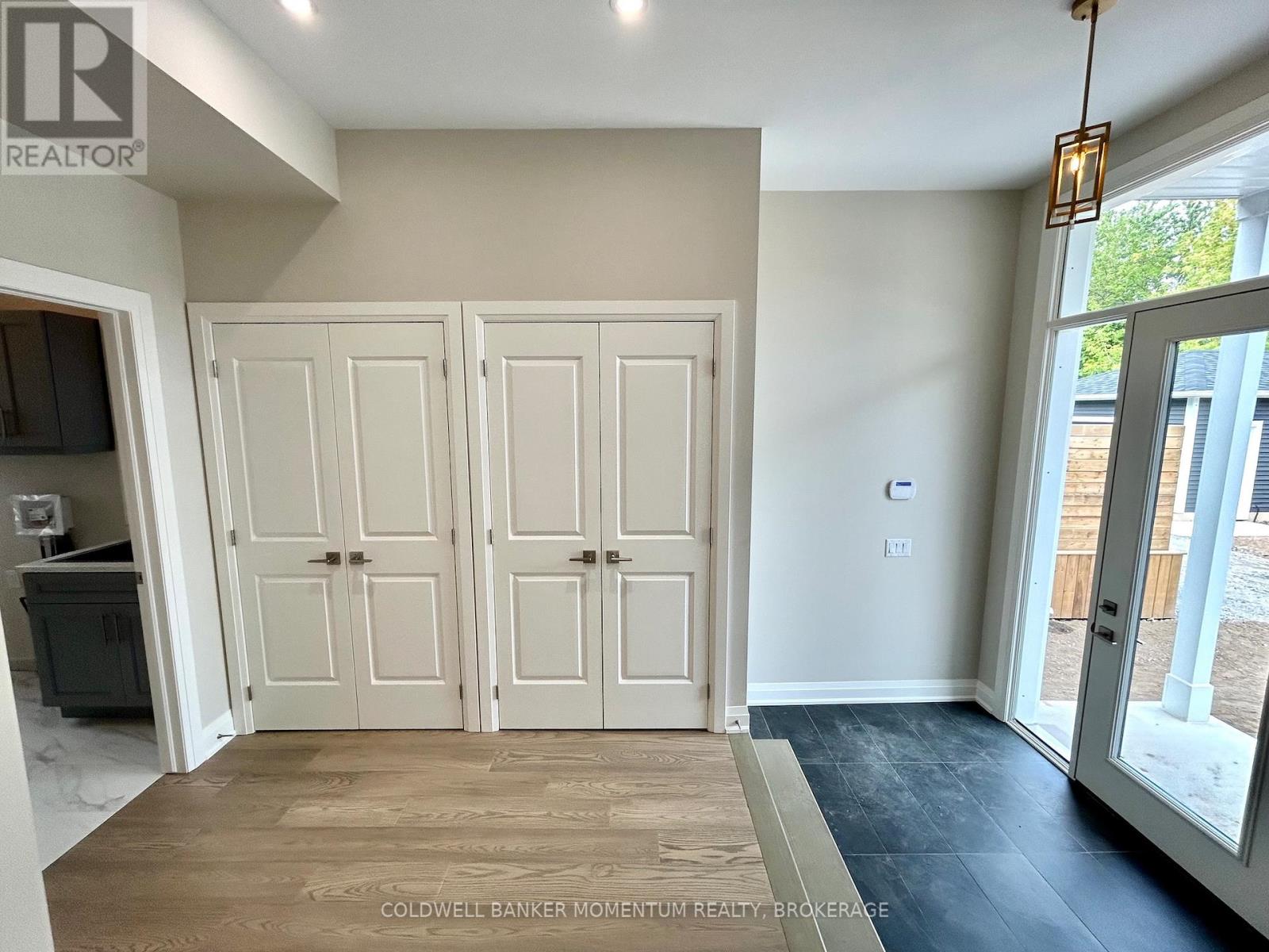 Upper - 5091 Bridge Street, Niagara Falls, Ontario  L2E 2S9 - Photo 14 - X12525276