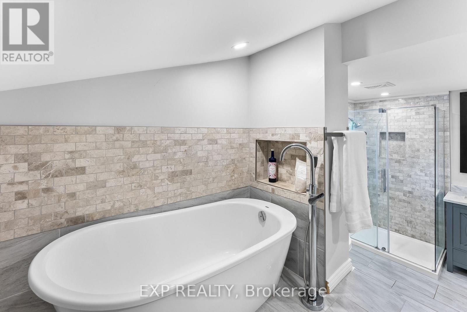 6937 Waterloo Drive, Niagara Falls, Ontario  L2J 1E3 - Photo 31 - X12529124