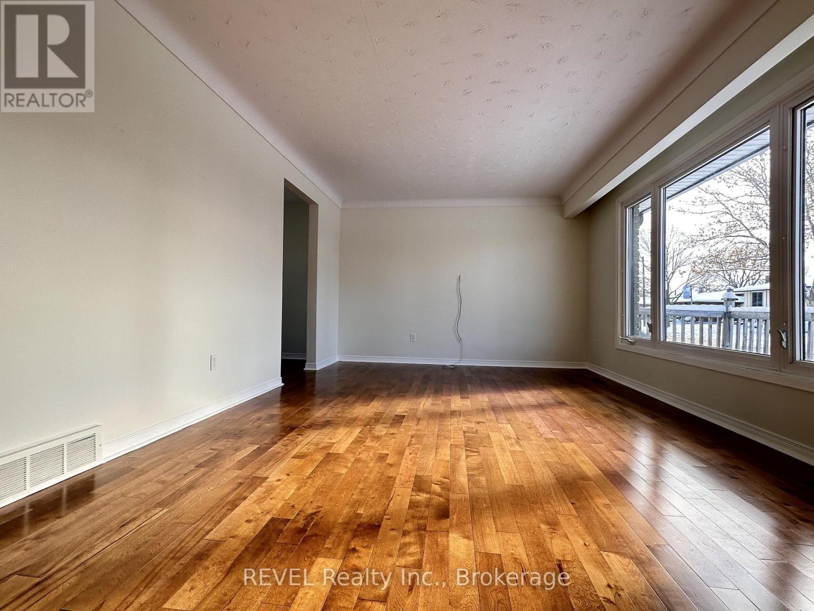 Upper - 7109 Jill Drive, Niagara Falls, Ontario  L2G 7C9 - Photo 3 - X12533364