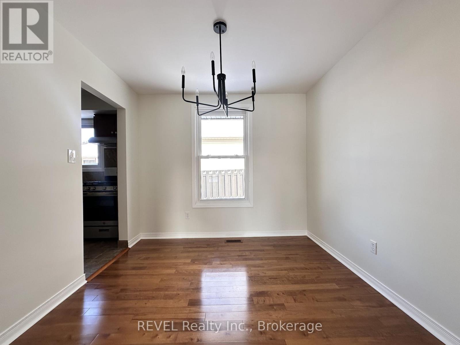 Upper - 7109 Jill Drive, Niagara Falls, Ontario  L2G 7C9 - Photo 4 - X12533364