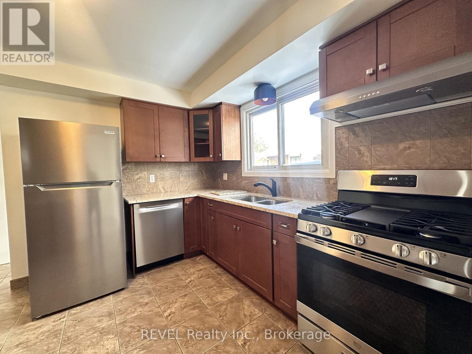 Upper - 7109 Jill Drive, Niagara Falls, Ontario  L2G 7C9 - Photo 5 - X12533364