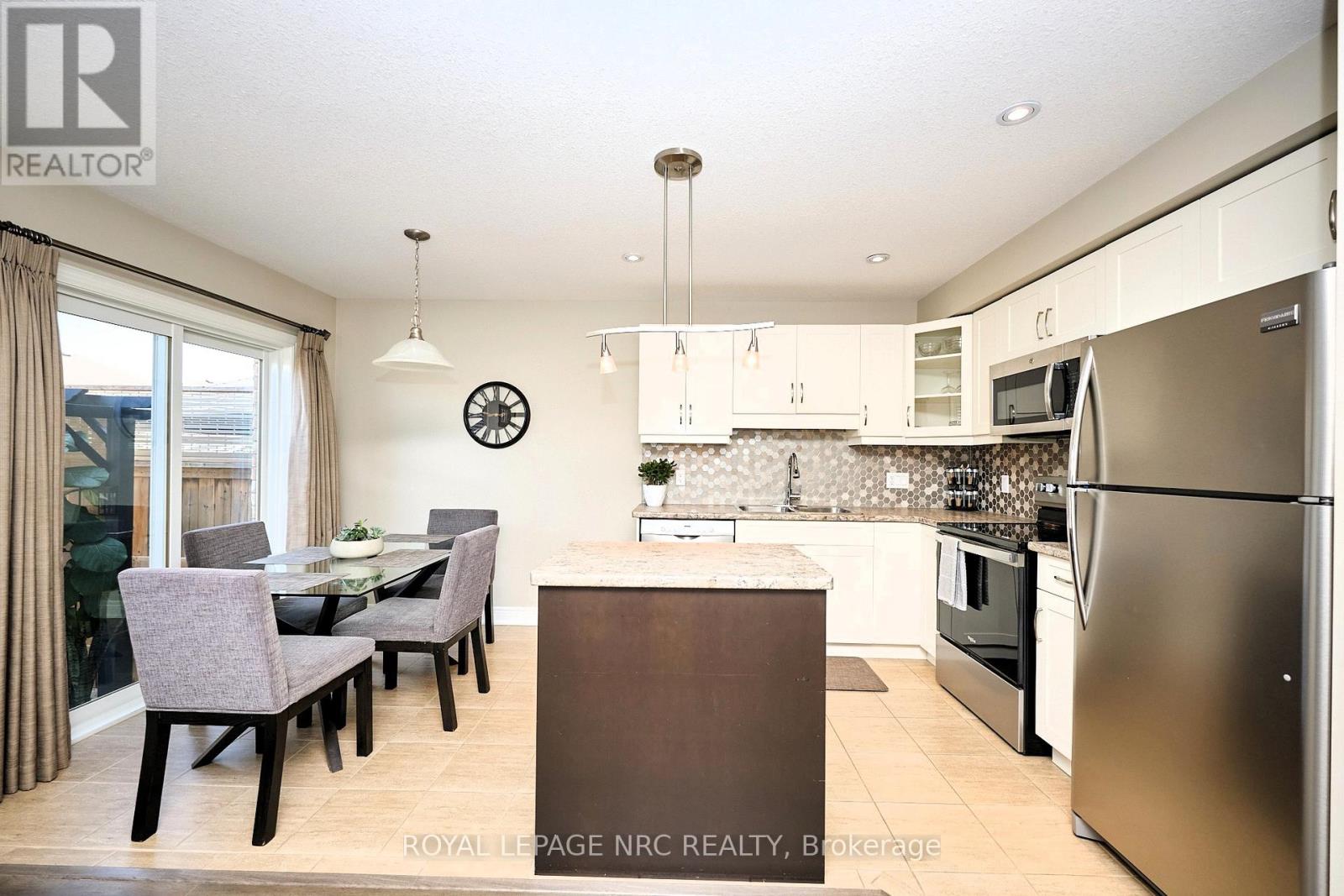 118 Roselawn Crescent, Welland, Ontario  L3C 0C4 - Photo 15 - X12538128