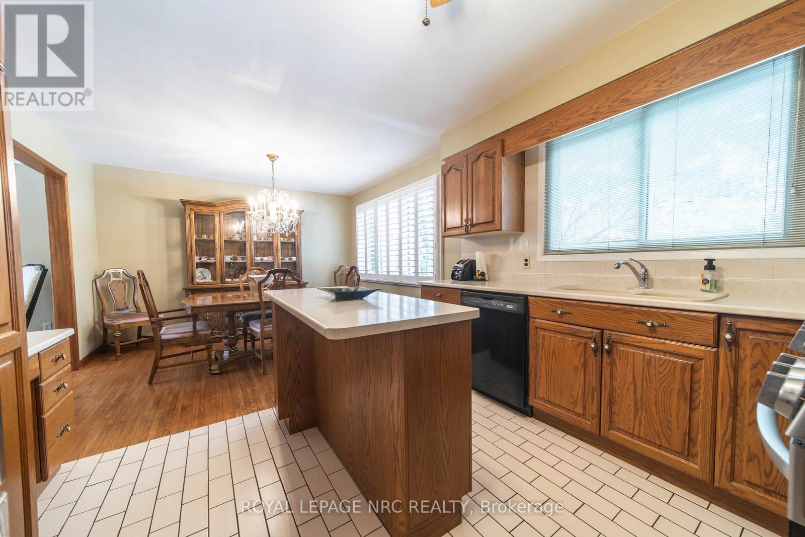 7106 Freeman Street, Niagara Falls, Ontario  L2E 5V5 - Photo 7 - X12541624