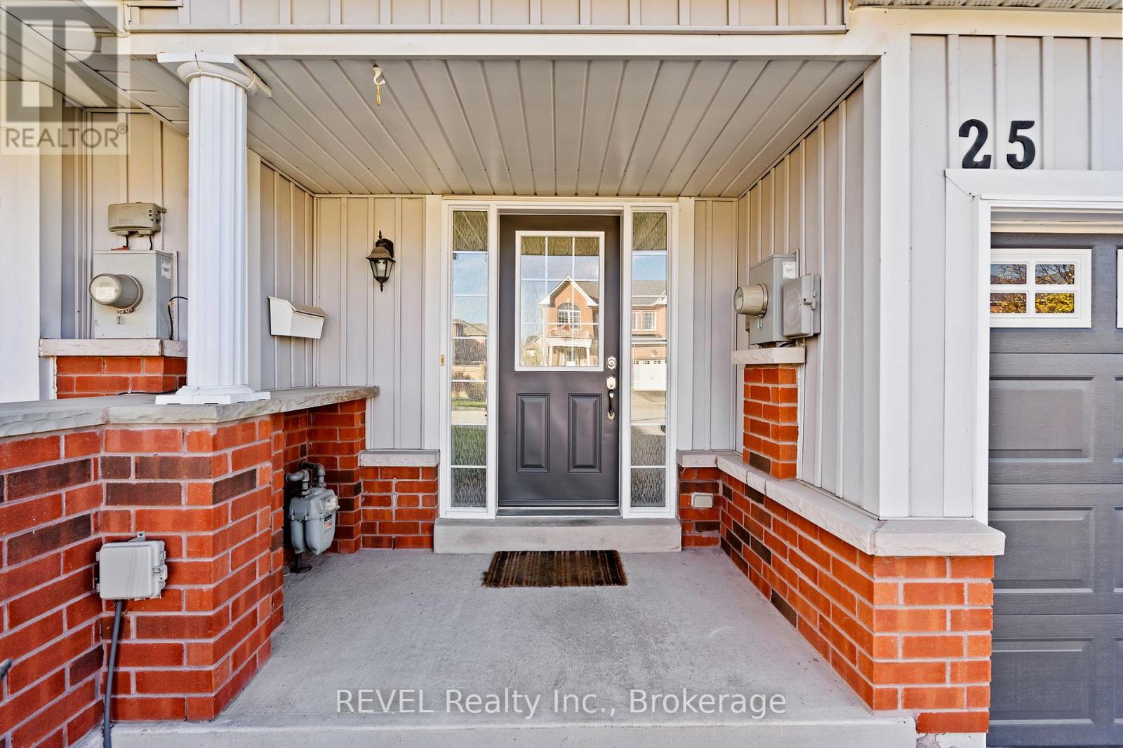 25 Colonel Lyall Street, St. Catharines, Ontario  L2P 0B3 - Photo 4 - X12549150