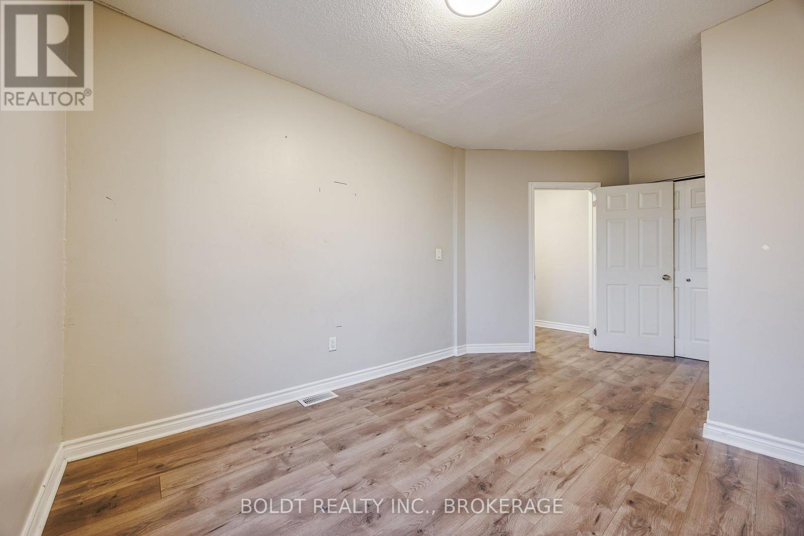 Upper - 209 Rosslyn Avenue S, Hamilton, Ontario  L8M 3J6 - Photo 11 - X12553266