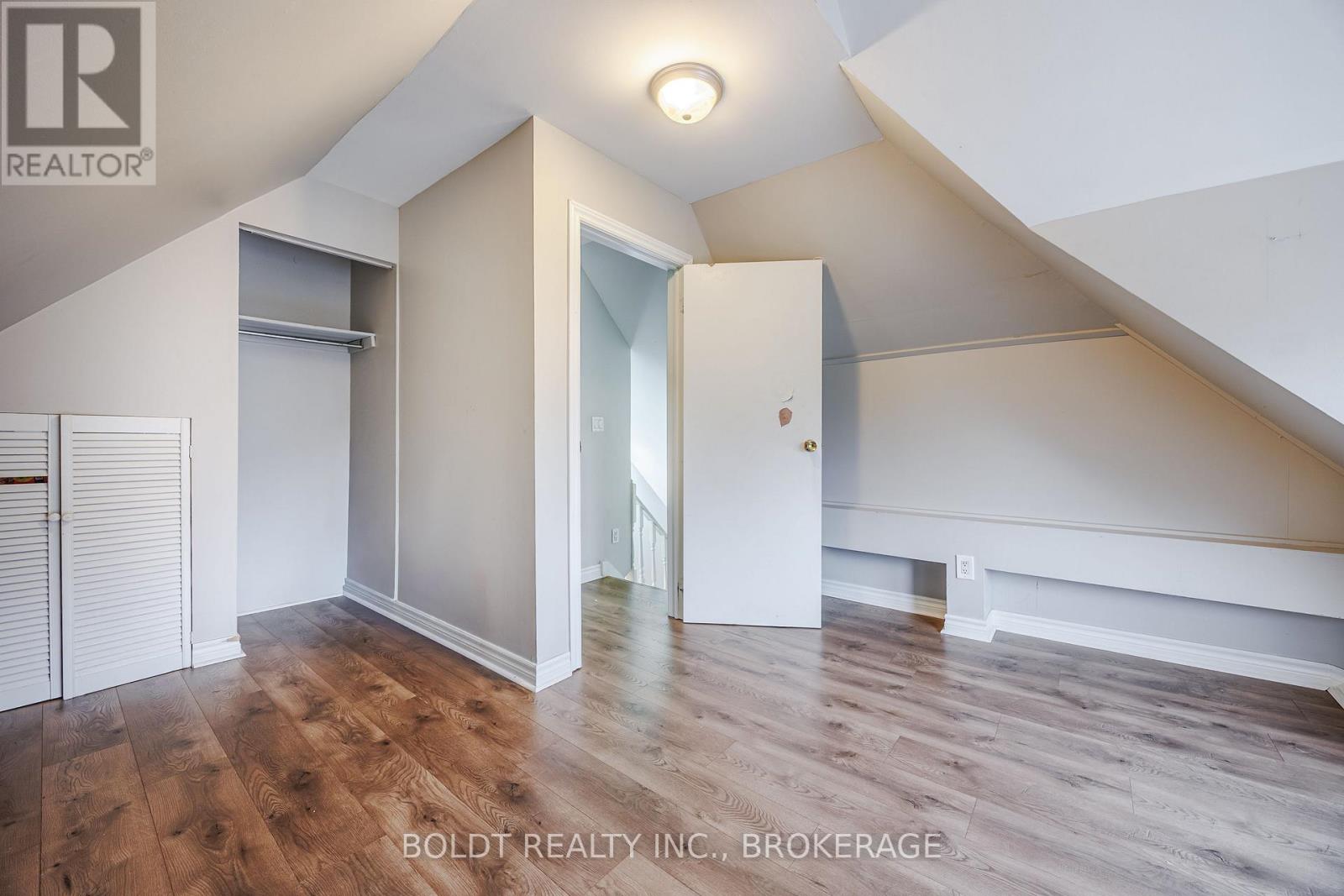 Upper - 209 Rosslyn Avenue S, Hamilton, Ontario  L8M 3J6 - Photo 15 - X12553266