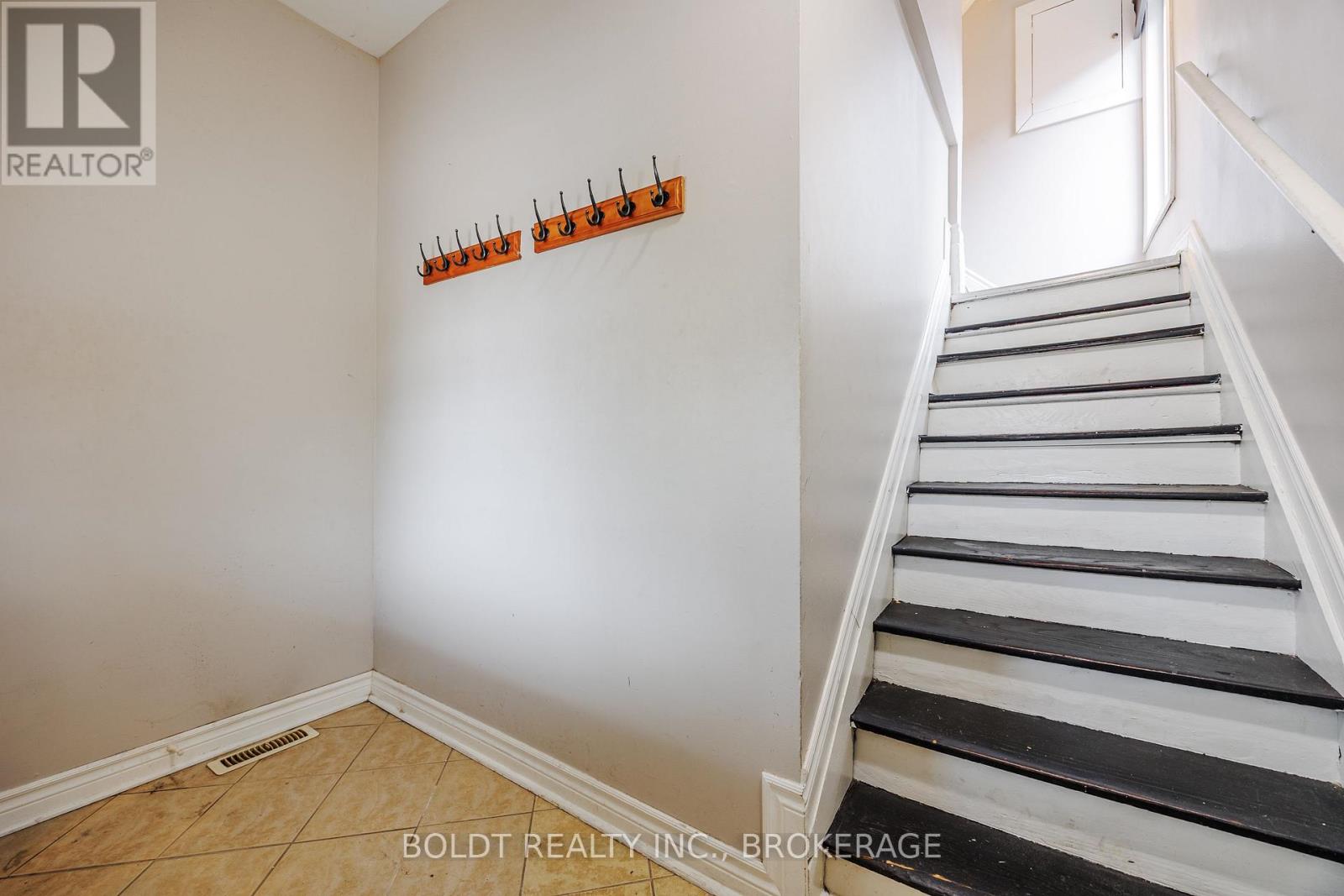 Upper - 209 Rosslyn Avenue S, Hamilton, Ontario  L8M 3J6 - Photo 3 - X12553266