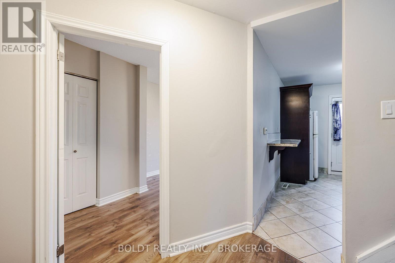 Upper - 209 Rosslyn Avenue S, Hamilton, Ontario  L8M 3J6 - Photo 4 - X12553266