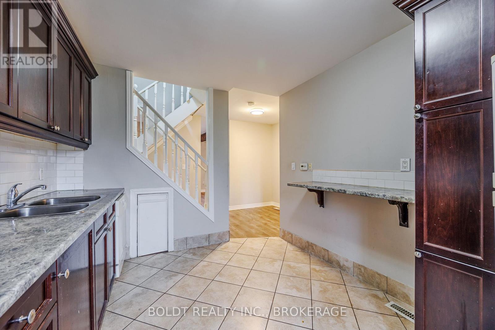 Upper - 209 Rosslyn Avenue S, Hamilton, Ontario  L8M 3J6 - Photo 6 - X12553266