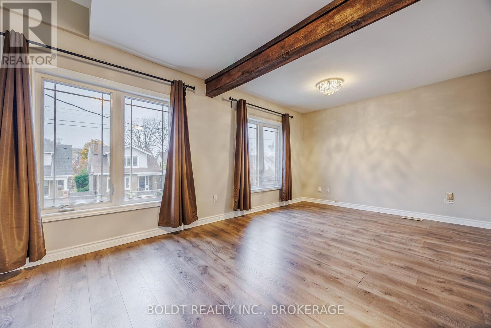 Upper - 209 Rosslyn Avenue S, Hamilton, Ontario  L8M 3J6 - Photo 8 - X12553266