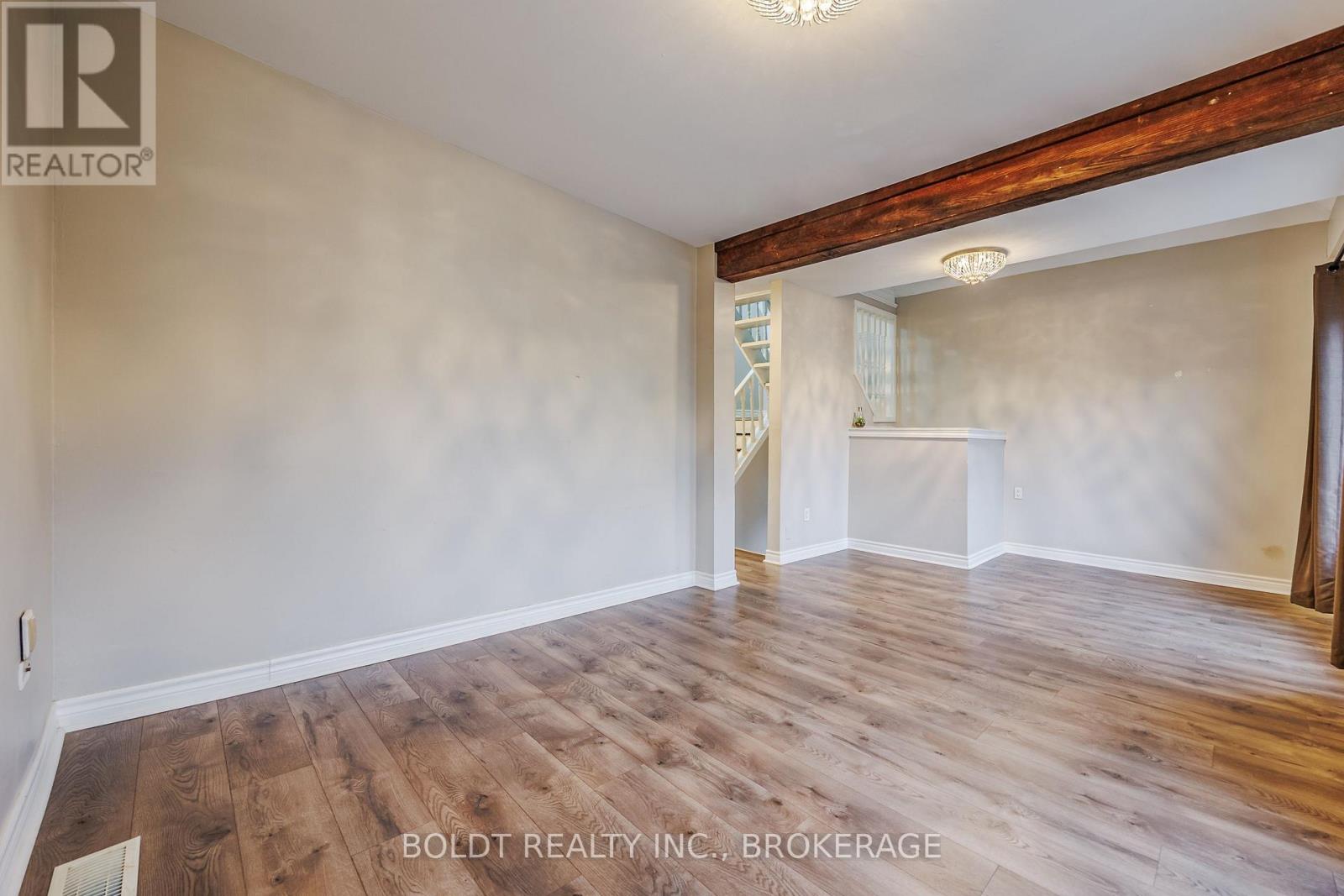 Upper - 209 Rosslyn Avenue S, Hamilton, Ontario  L8M 3J6 - Photo 9 - X12553266