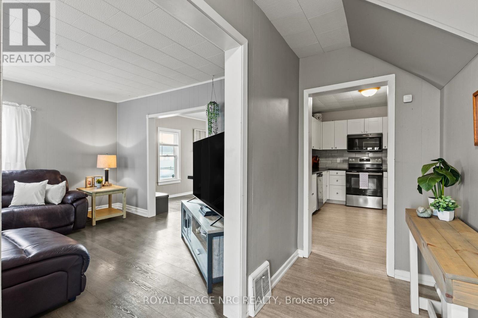 313 Burgar Street, Welland, Ontario  L3B 2T5 - Photo 5 - X12561474