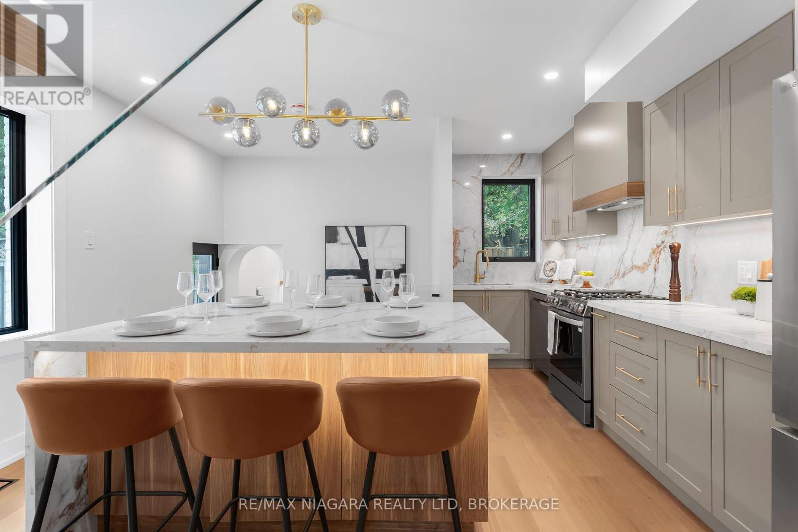 853 Sammon Avenue, Toronto, Ontario  M4C 2E9 - Photo 12 - E12568972