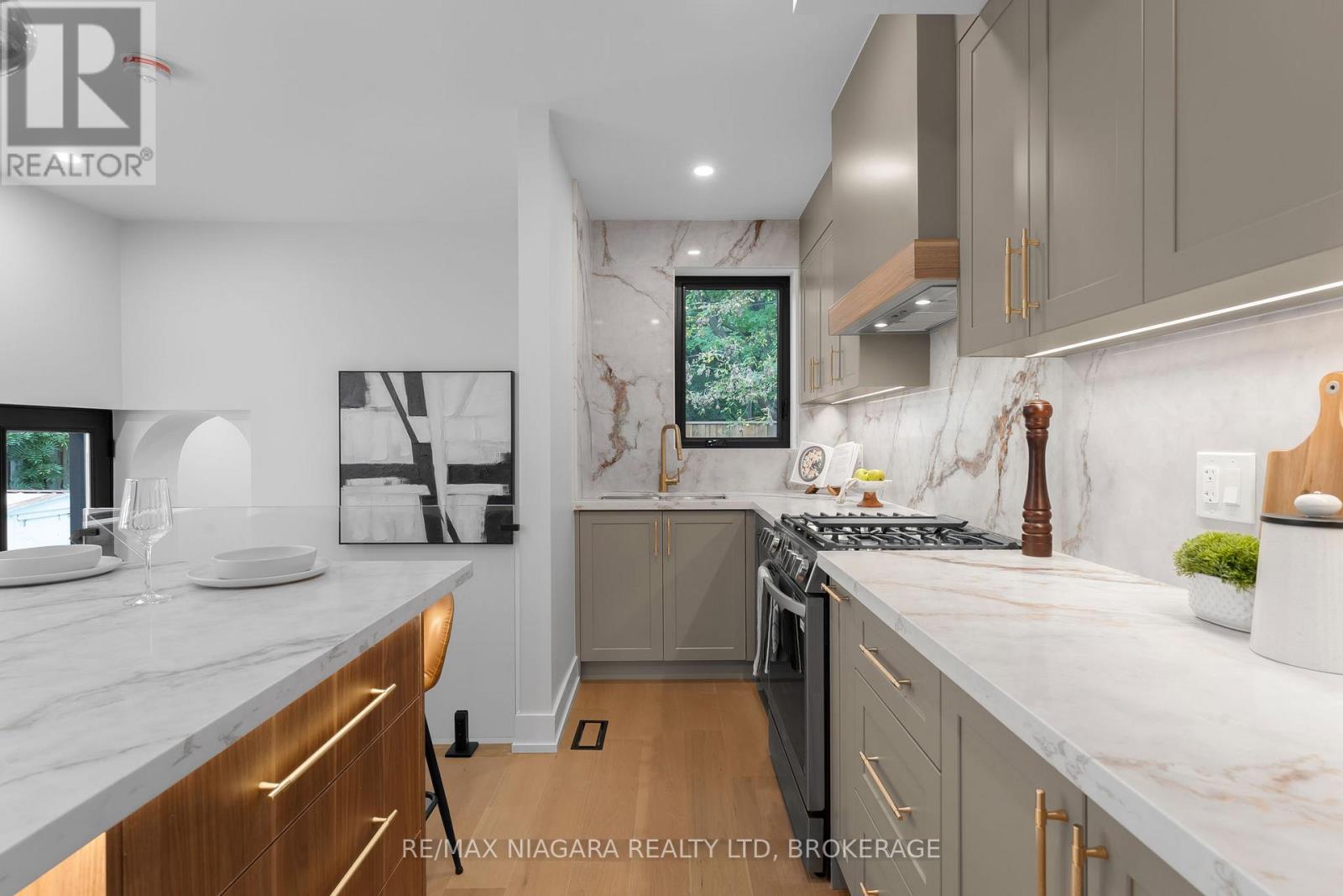 853 Sammon Avenue, Toronto, Ontario  M4C 2E9 - Photo 13 - E12568972