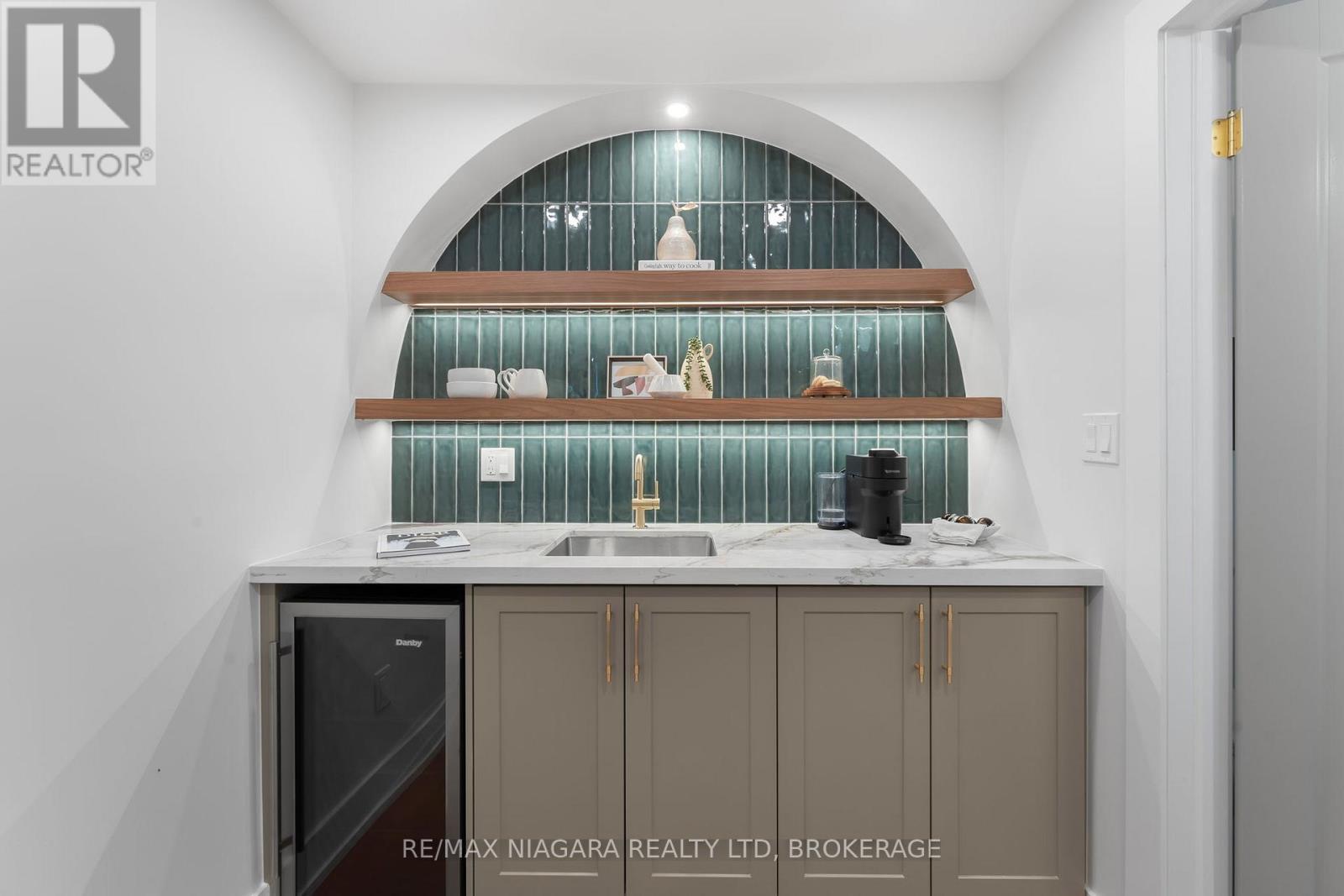 853 Sammon Avenue, Toronto, Ontario  M4C 2E9 - Photo 21 - E12568972