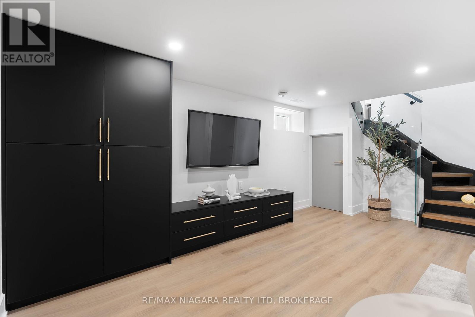 853 Sammon Avenue, Toronto, Ontario  M4C 2E9 - Photo 39 - E12568972