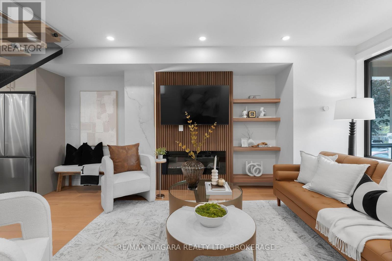 853 Sammon Avenue, Toronto, Ontario  M4C 2E9 - Photo 6 - E12568972