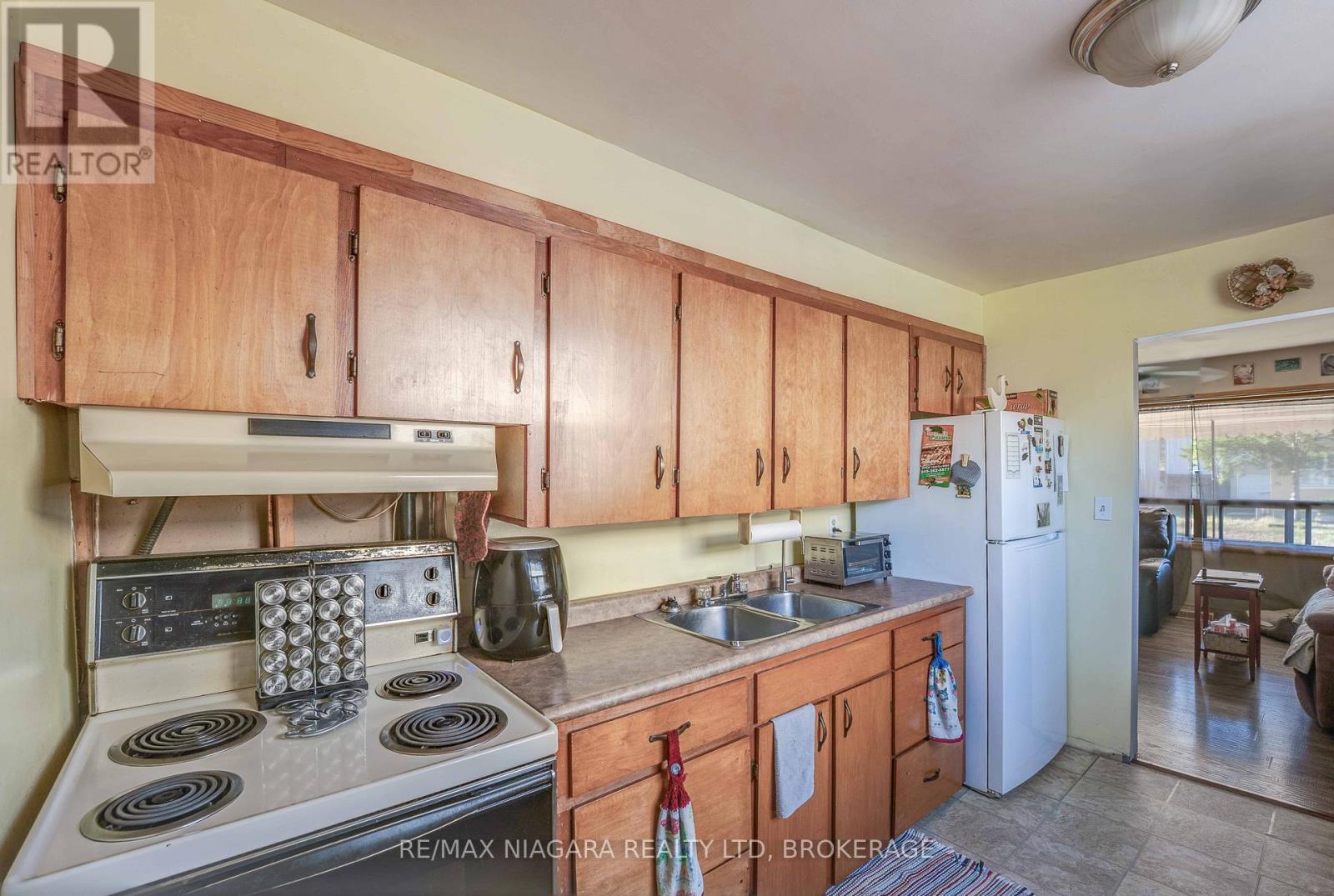 50 Haig Street, St. Catharines, Ontario  L2R 6K9 - Photo 6 - X12569340