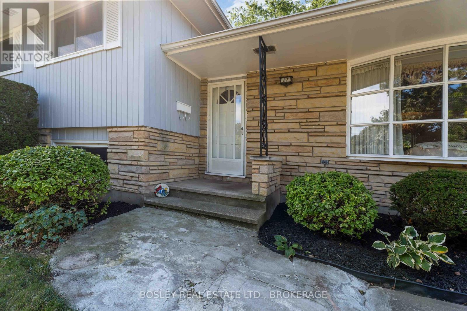 27 Meadowlark Crescent, St. Catharines, Ontario  L2N 2M6 - Photo 8 - X12571772