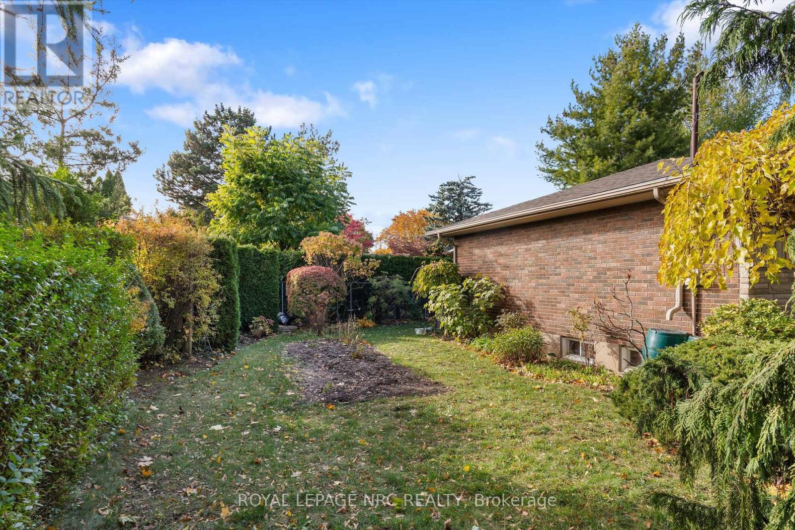 31 St Lawrence Drive, St. Catharines, Ontario  L2M 2T7 - Photo 10 - X12577608