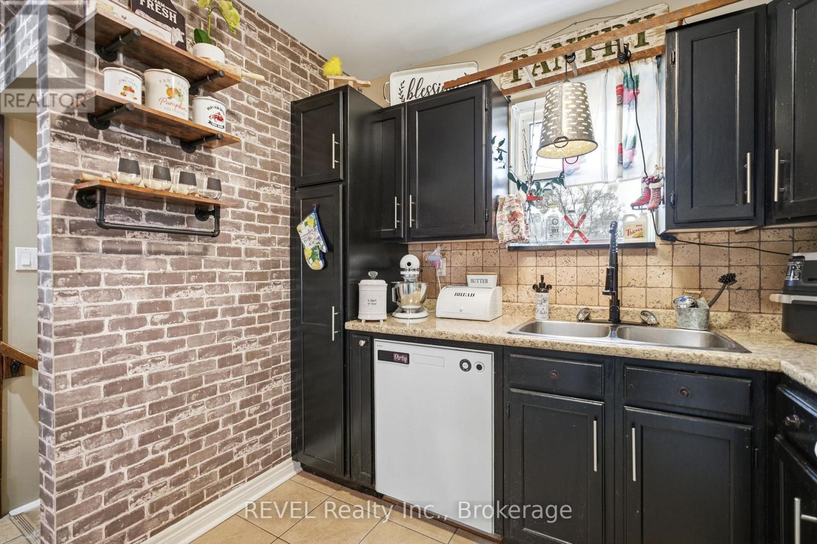 11 Facer Street, St. Catharines, Ontario  L2M 5H1 - Photo 12 - X12582628