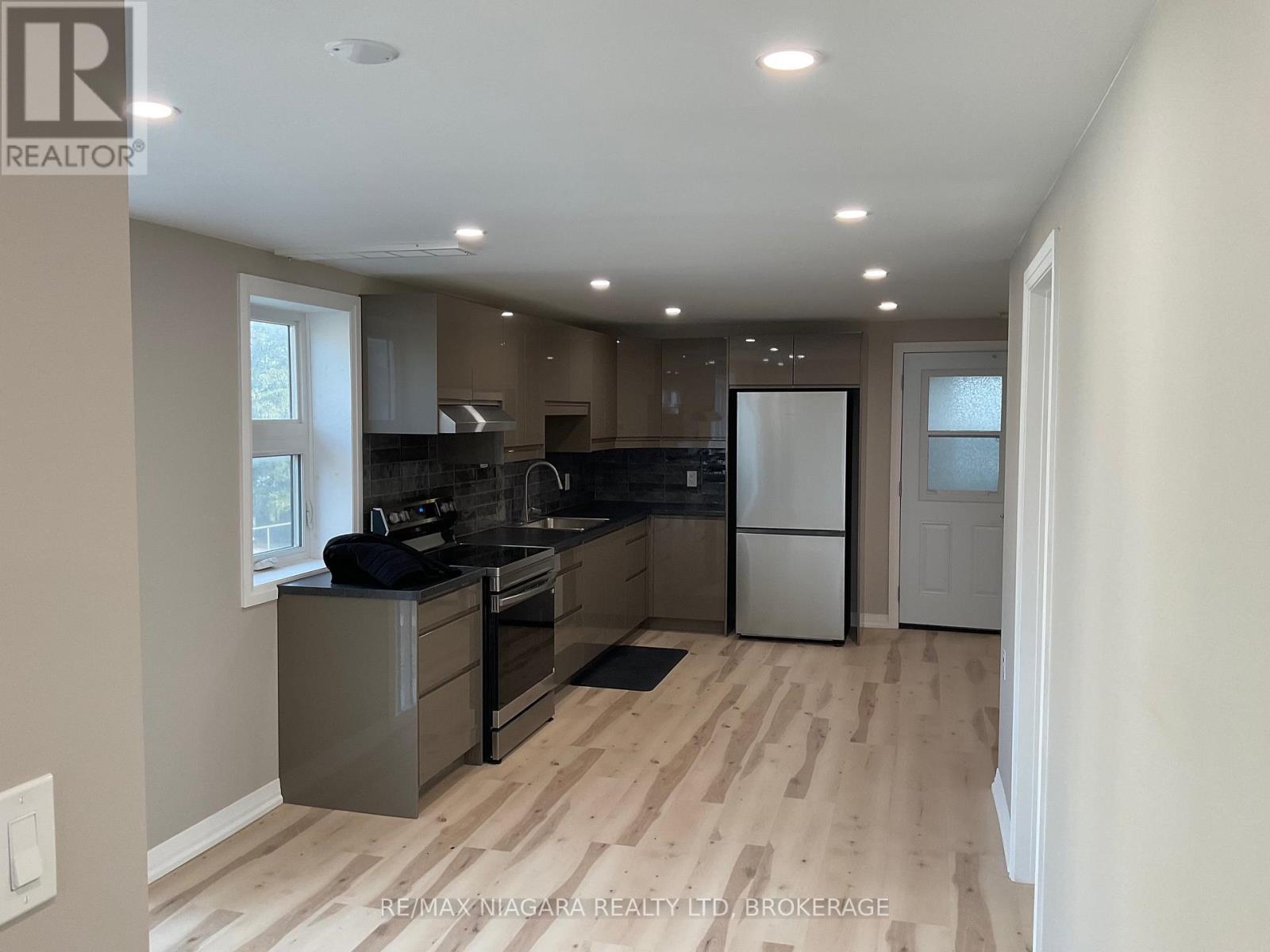 3976 Portage Road, Niagara Falls, Ontario  L2J 2K9 - Photo 3 - X12615590