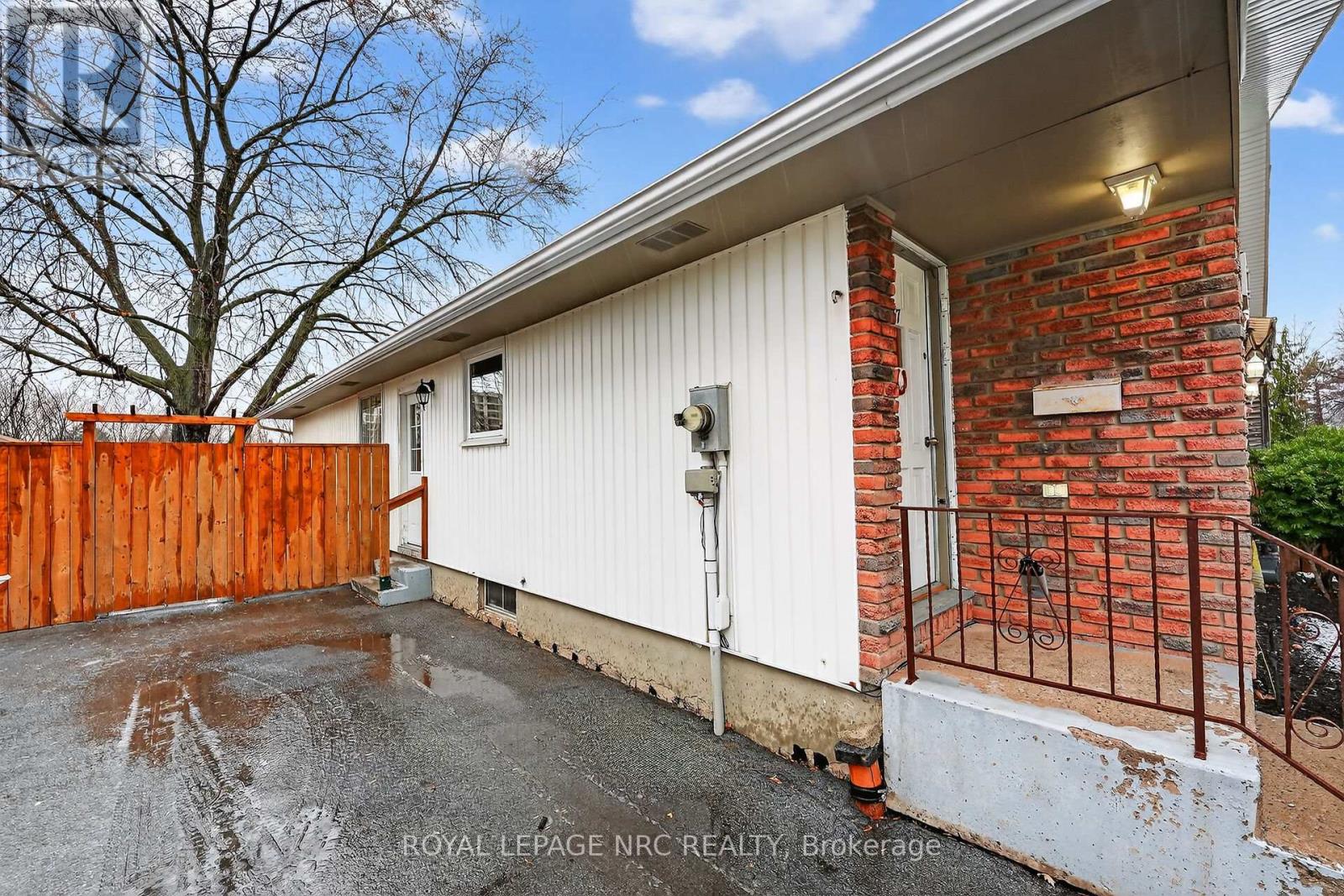 17 Elma Street, St. Catharines, Ontario  L2N 6Z3 - Photo 4 - X12628452